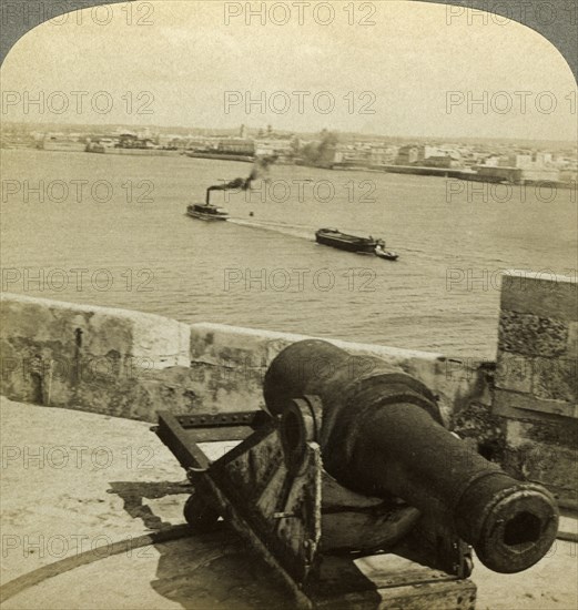 Cannon, Morro Castle, Havana, Cuba.Artist: Underwood & Underwood