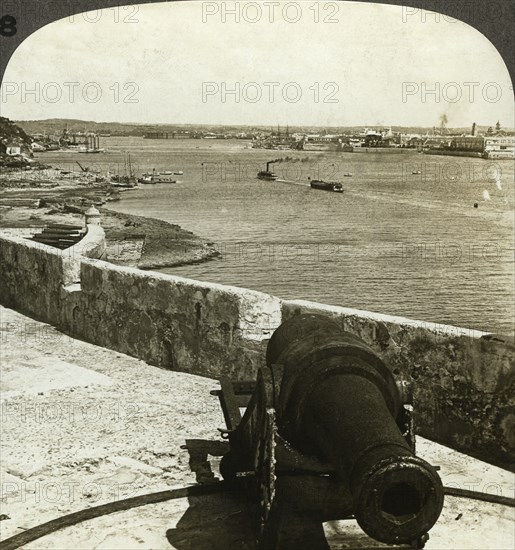 Cannon, Morro Castle, Havana, Cuba.Artist: Underwood & Underwood