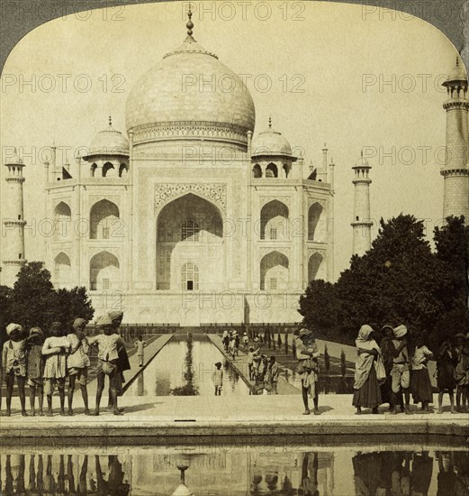 Taj Mahal, Agra, Uttar Pradesh, India.Artist: Underwood & Underwood