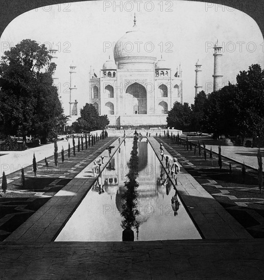 Taj Mahal, Agra, Uttar Pradesh, India.Artist: Underwood & Underwood