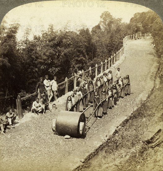 Women working on the Darjeeling Highway, India.Artist: Underwood & Underwood