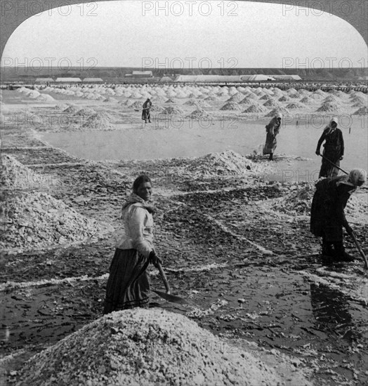 Reservoir after evaporation, turning up the salt fields, Solinen, Russia.Artist: Underwood & Underwood