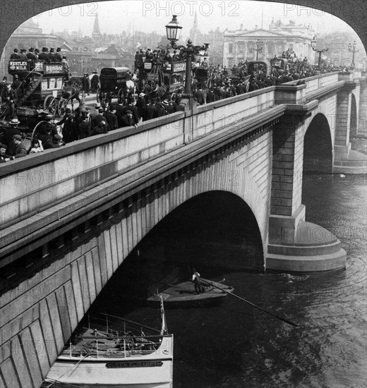 London Bridge, London, c late 19th century.Artist: Underwood & Underwood