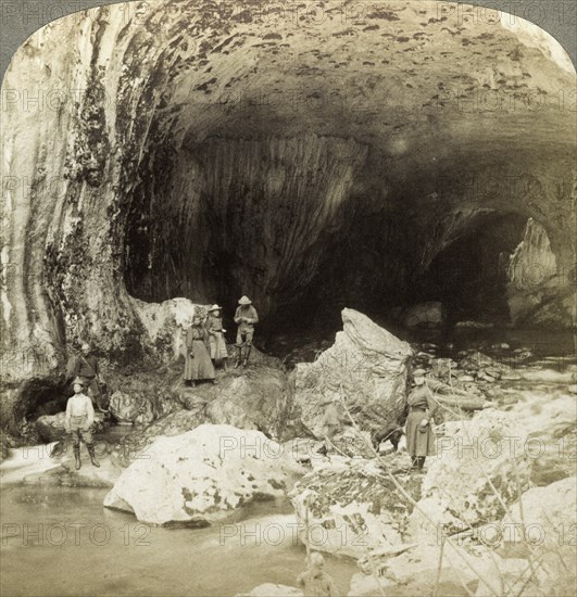 Natural bridge, Warm Spring Creek, Wyoming, USA.Artist: Underwood & Underwood