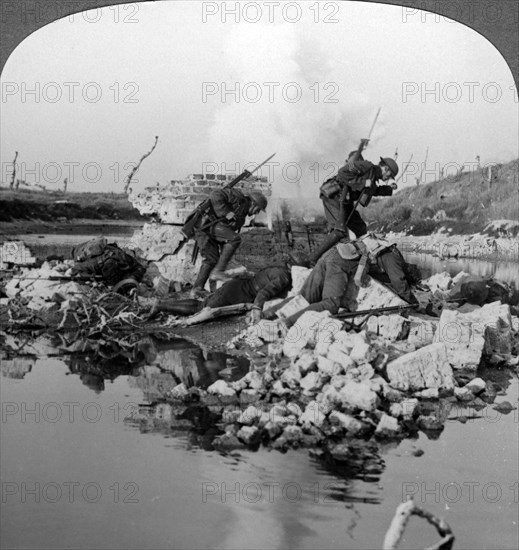 British soldiers in action at the Crozat Canal, France, World War I, 1914-1918.Artist: Realistic Travels Publishers