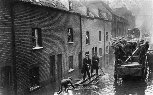 Flooding of London, January 1928 (1937). Artist: Fox