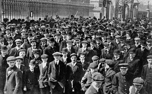 'The Crowds outside Buckingham Palace, A Nations Apprehension', 1910. Artist: Unknown