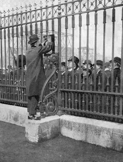 Crowds outside Buckingham Palace waiting for news of the illness of the King, 5th May, 1910. Artist: Unknown