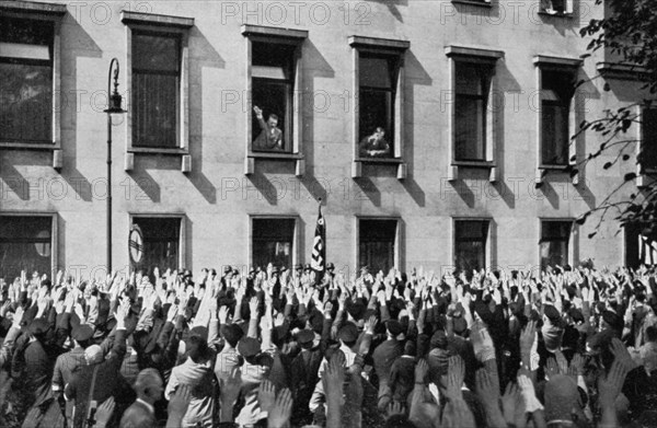 Large crowd from the Saargebiet in front of the chancellery, Berlin, Germany, 1936. Artist: Unknown