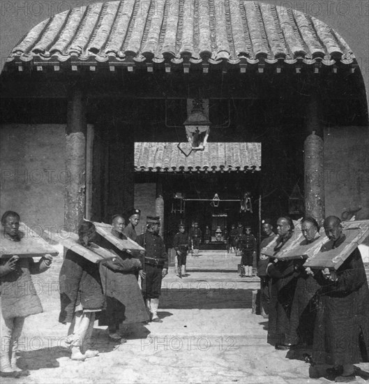 'Chinese criminals in the Viceroy's Yamen, now used as a jail', Tientsin (Tianjin), China, 1901. Artist: The Fine Art Photographers Co