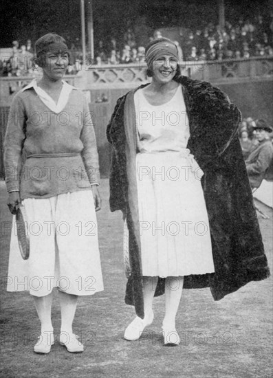 Mrs Mallory (left) and Suzanne Lenglen before their famous first final at the 'new' Wimbledon, 1922. Artist: Tropical Press