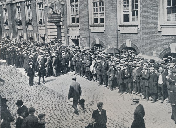 Recruits waiting outside the Central London Recruiting Depot, 1914. Artist: Unknown