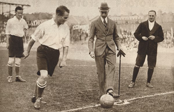 'The Duke of York ,charity football match, Tottenham Hotspurs and Corinthians', c1921. Artist: Unknown.