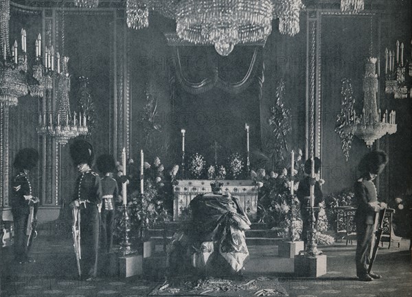 The private lying in state of King Edward VII, 1910 (1911). Artist: WS Stuart.