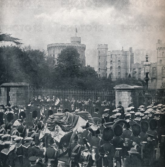 King Edward VII's hearse being drawn into the grounds of Windsor Castle, 1910 (1911). Artist: Horace Walter Nicholls.