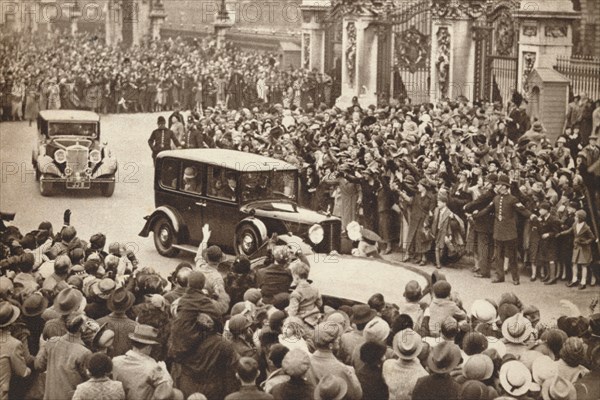 'George VI and Queen Elizabeth leave Buckigham Palace to holiday in Windsor', 1937. Artist: Unknown.