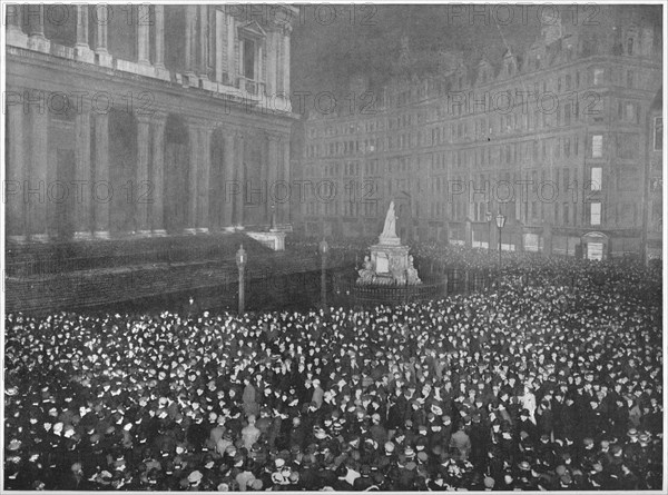 Twelve o'clock on New Year's Eve outside St Paul's Cathedral, London, c1902 (1903). Artist: Unknown.