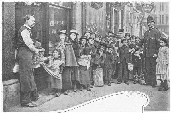 Waiting for parcels of food, Cheapside, c1903 (1903). Artist: Unknown.