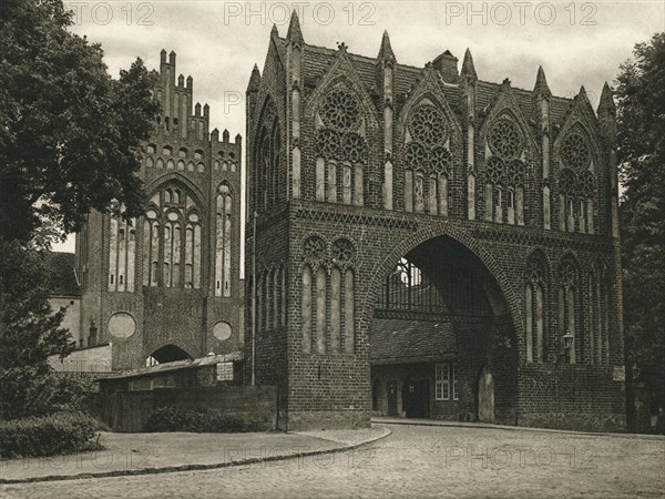 'Neubrandenburg (Mecklenburg) - Treptower Tor', 1931. Artist: Kurt Hielscher.