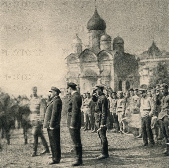 'Lenin reviews the 11th group of graduates of the First Moscow Soviet Machine-Gun Commander School i Artist: Unknown.