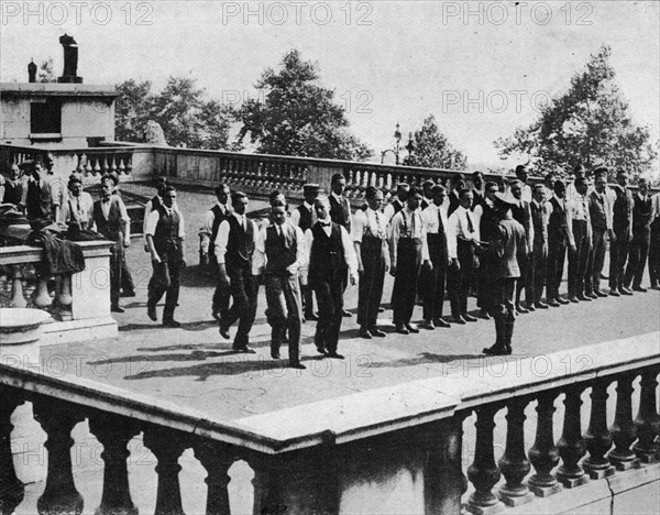 'Drilling Recruits on the roof of Somerset House, London', 1914. Artist: Unknown.