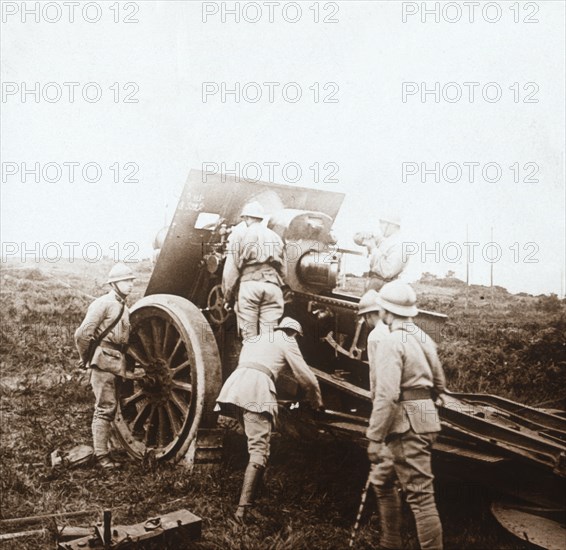 Howitzer battery, c1914-c1918. Artist: Unknown.