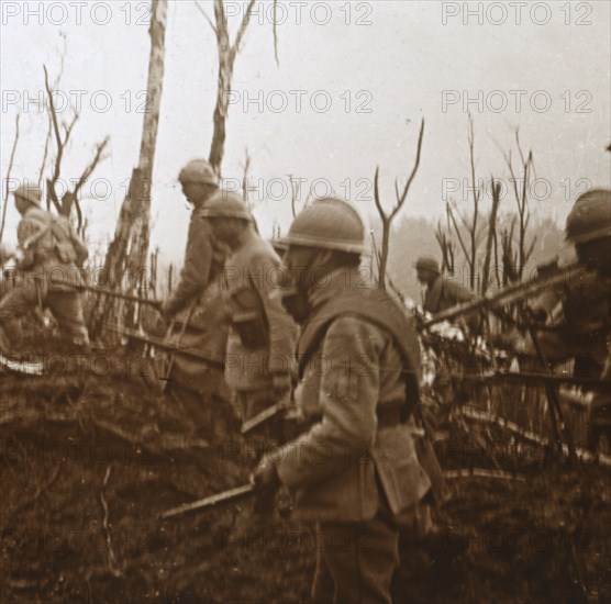 Soldiers advancing, c1914-c1918. Artist: Unknown.