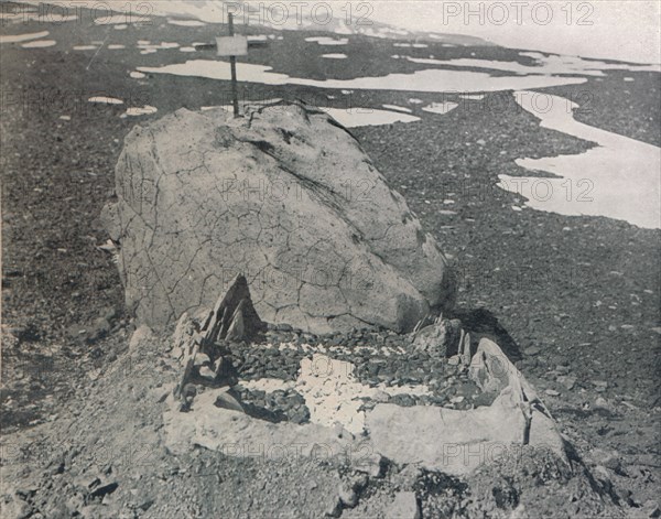 'Hansen's Grave On Cape Adare', 1911, (1913). Artist: G Murray Levick.