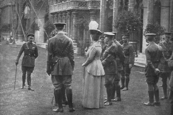 'H.M. King George V and Queen Mary on the Eastern Lawns, 25th August 1915, (1939). Artist: Unknown.