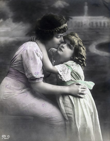 A mother and her little daughter, c1910. Artist: Unknown