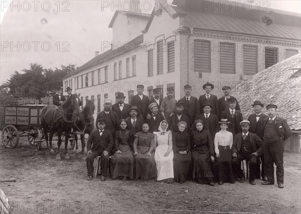 The workforce of the Kronlein brewery, Landskrona, Sweden, c1900. Artist: Unknown