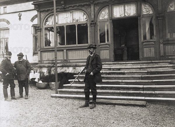 King Gustav V of Sweden on a hunting trip, Isle of Ven, Scania, Sweden, 1909. Artist: Unknown