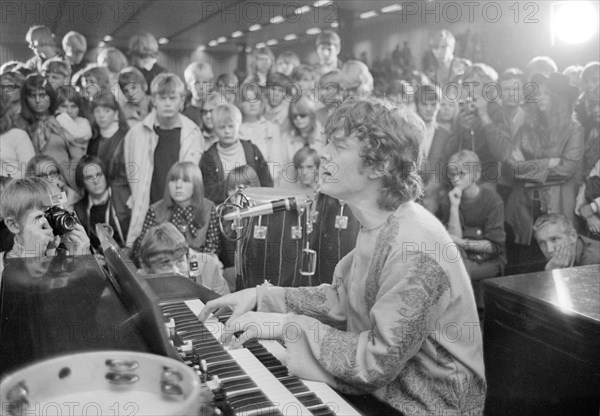 Steve Winwood, lead singer with Traffic, in concert at Landskrona, Sweden, 1967. Artist: Unknown