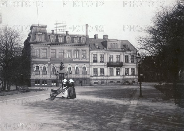 Two women with a wheelbarrow on their way to the fish market, Landskrona, Sweden, 1900. Artist: Borg Mesch