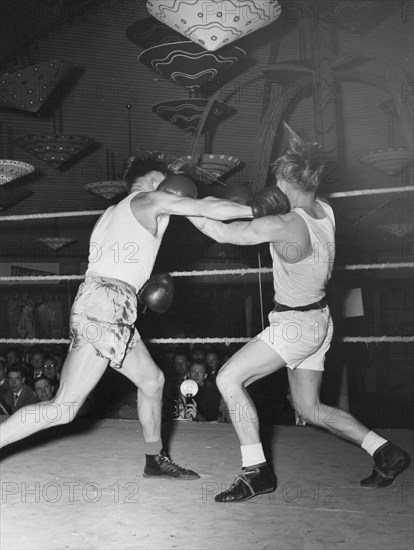 Boxing match between Knud Larsen of Denmark and Lennart Persson, representing Sweden. Artist: Unknown