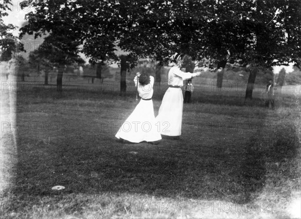 Ladies on the golf links, Bulwell Hall Park, Nottingham, Nottinghamshire, 1910. Artist: Unknown