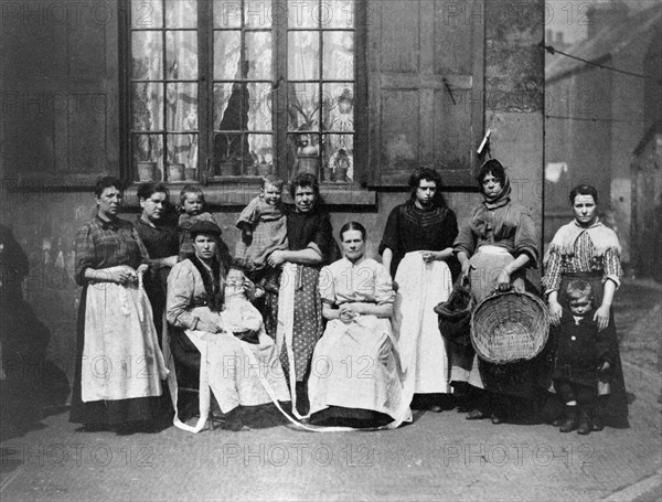 Group of women lace drawers, Knotted Alley, Narrow Marsh, Nottingham, Nottinghamshire, c1890. Artist: Unknown