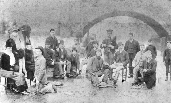 The River Trent frozen at Mill Bridge, Newark, Nottinghamshire, 1895. Artist: Unknown