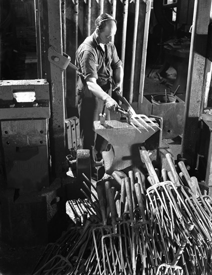Beating hot garden forks, Ward & Payne Ltd, Sheffield, South Yorkshire, 1965. Artist: Michael Walters