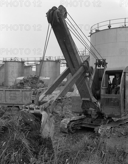 Thomas Smith Super 10 earth mover working at the Shell Plant, Sheffield, South Yorkshire, 1961. Artist: Michael Walters