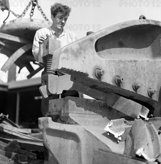 Linderman Aleta cutting jaws, Rotherham, South Yorkshire, 1963. Artist: Michael Walters