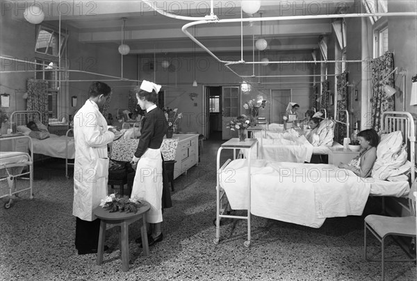 The female medical ward at the Montague Hospital, Mexborough, South Yorkshire, 1959.  Artist: Michael Walters