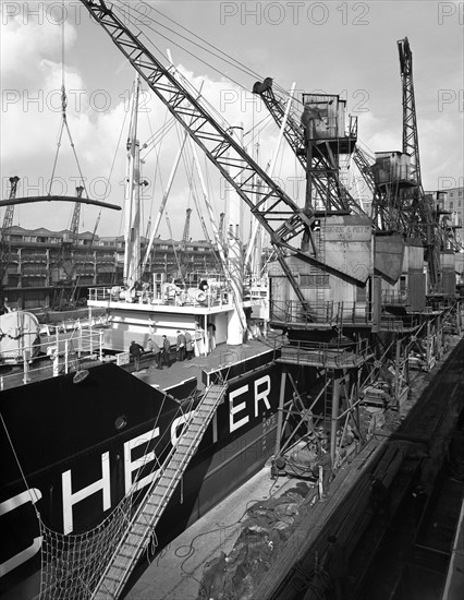 The 'Manchester Renown' being loaded with steel for export, Manchester, 1964.  Artist: Michael Walters