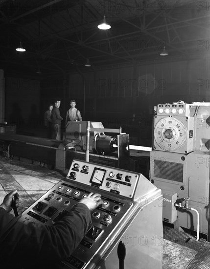 A continuous forge in operation at the Edgar Allen Steel Founders, Meadowhall, Sheffield, 1962.  Artist: Michael Walters