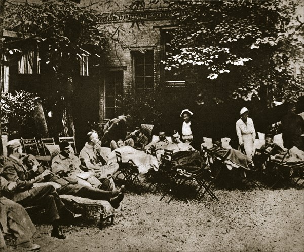 Injured soldiers recuperating at an American hospital in Paris, France, World War I, 1918. Artist: Unknown