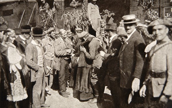 A German mother meets her son for the first time for five years, 1919.  Artist: Central Photographic Agency