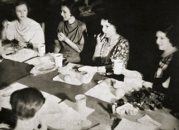 Office girls taking their lunch break, New York, USA, early 1930s. Artist: Unknown