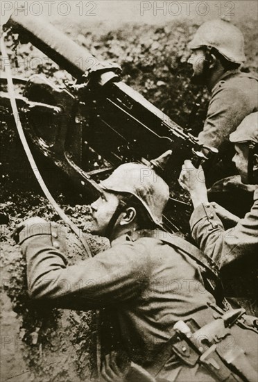 German soldiers manning a machine gun, World War I, c1914-c1918. Artist: Unknown