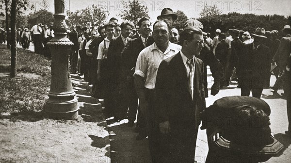 Workmen queuing for water, Battery Park, New York, USA, early 1930s. Artist: Unknown