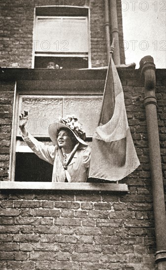 Christabel Pankhurst waving to the hunger strikers from a house overlooking Holloway Prison, 1909. Artist: Unknown